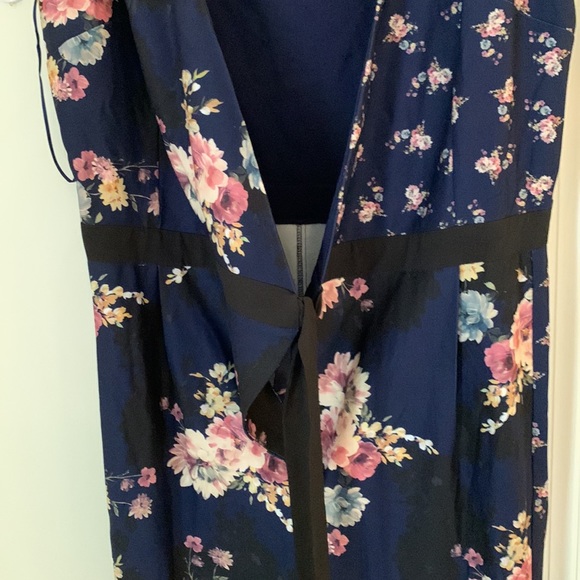 Little mistress navy blue with floral jumpsuit tie waist NWT size 10 - Picture 3 of 12